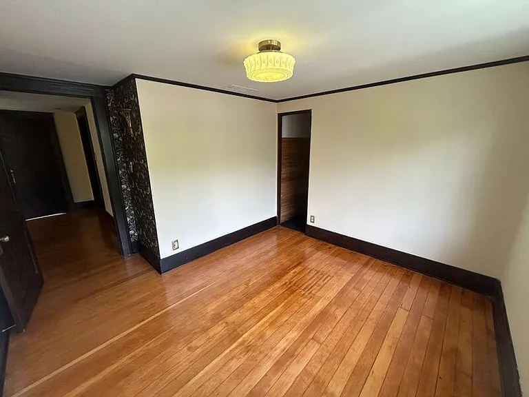 514 E Howard St — Photo 16