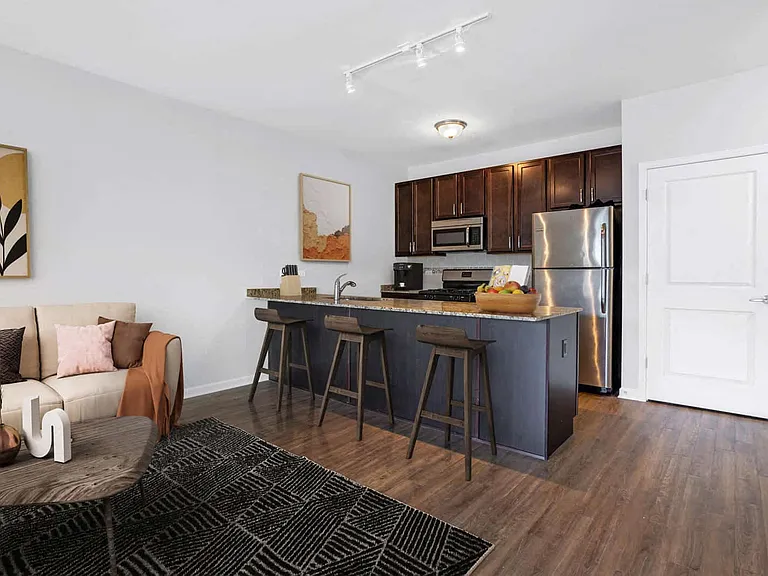 Wheaton 121 — Photo 1