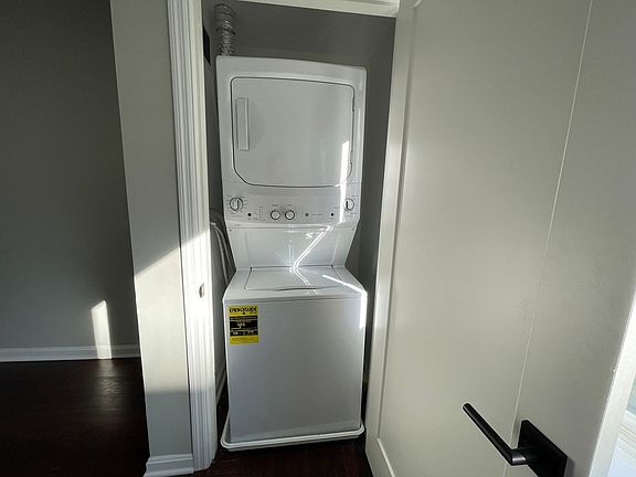 5th image of 2621-2623 Woodburn Ave #202