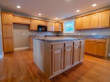3rd image of 1085 Jacks Way