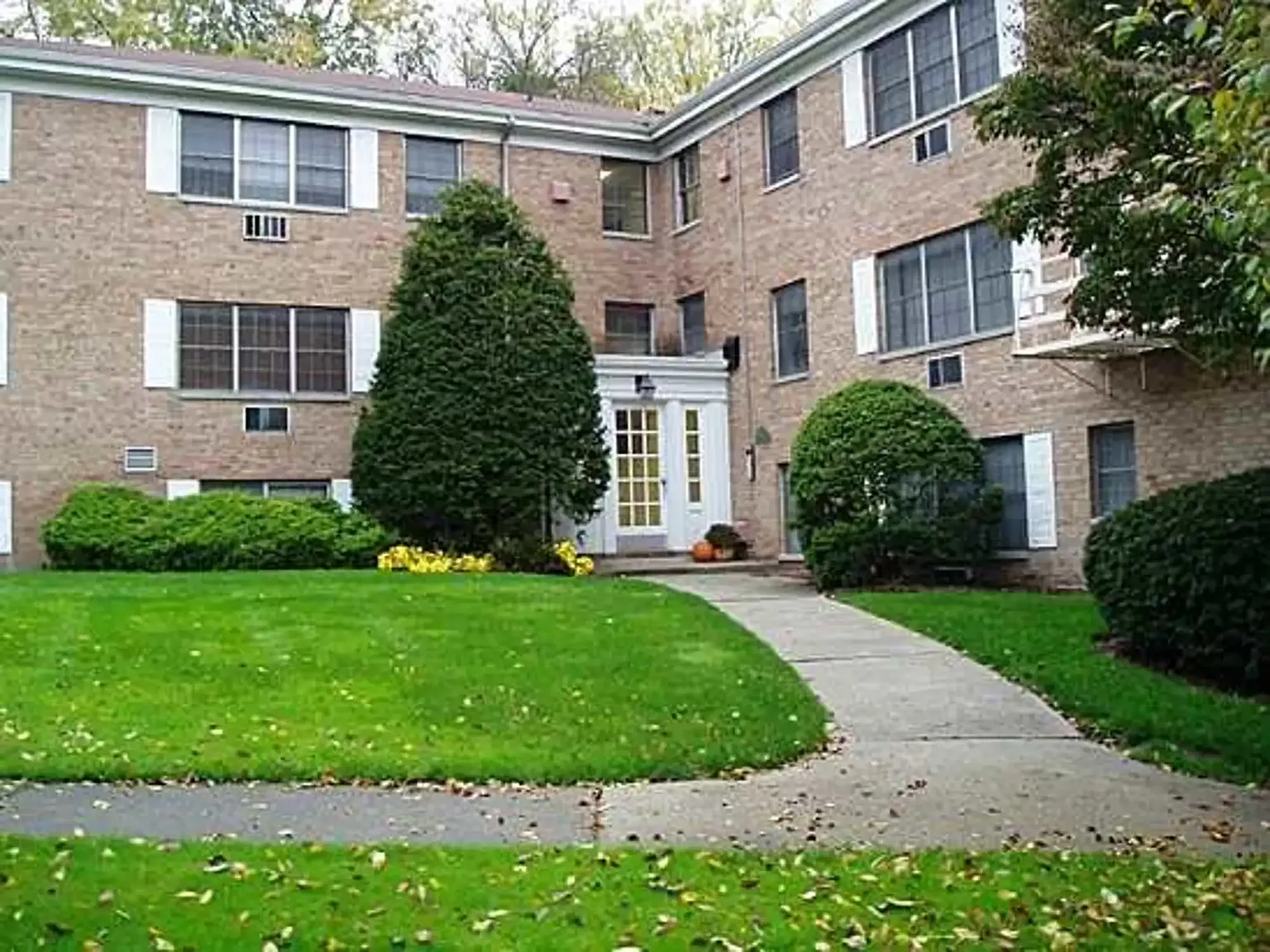 Windsor Gardens — Photo 2