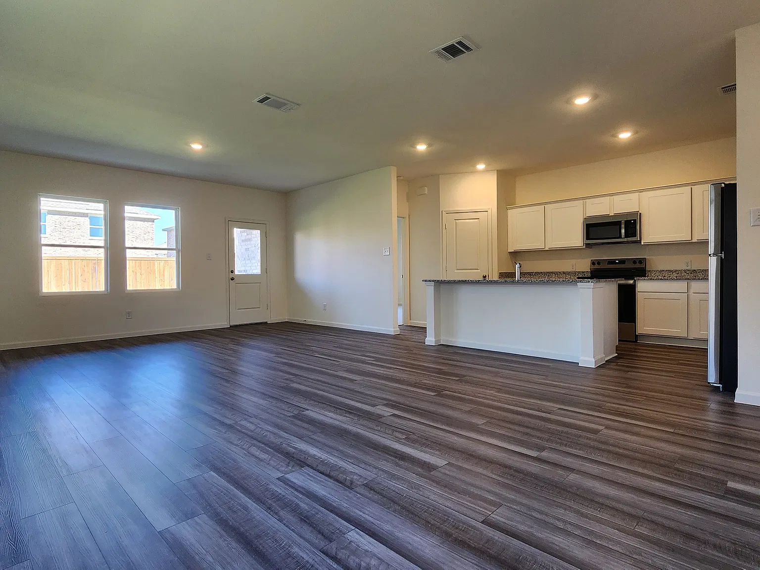 4 bed, 1912 sqft, $2,450 — Photo 1
