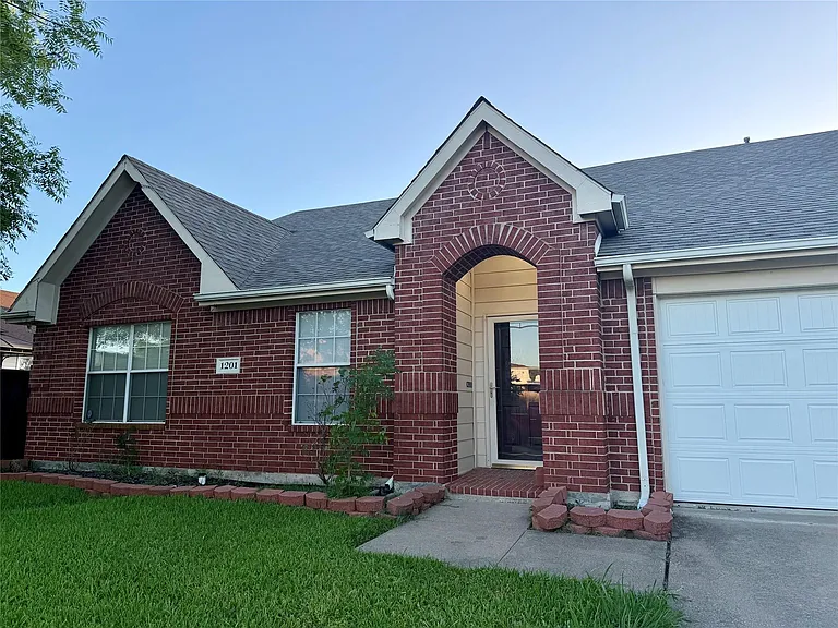 1201 Cumberland Ct — Photo 3