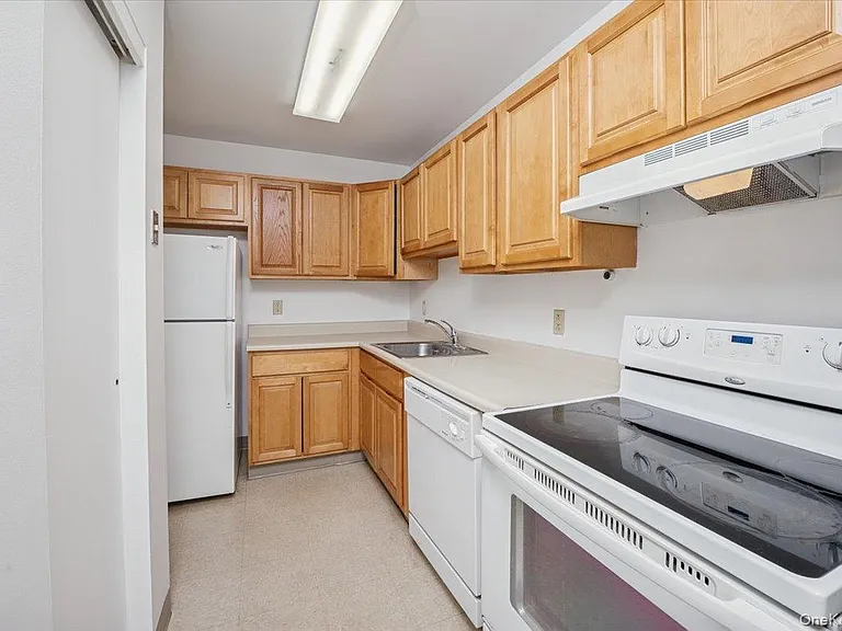 501 Maplewood Gdns — Photo 6
