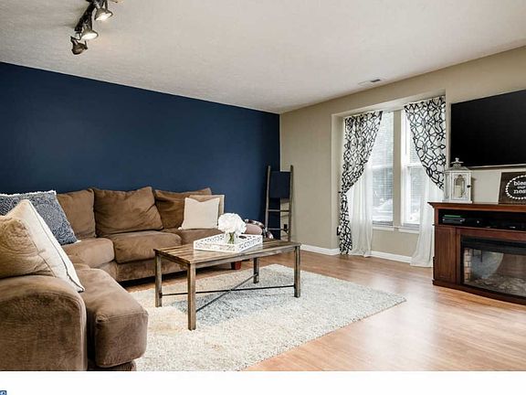 3rd image of 17 Waterview Ct