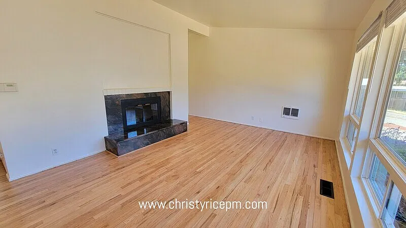 3 bed, 1.0 bath, 1300 sqft, $3,200 — Photo 3