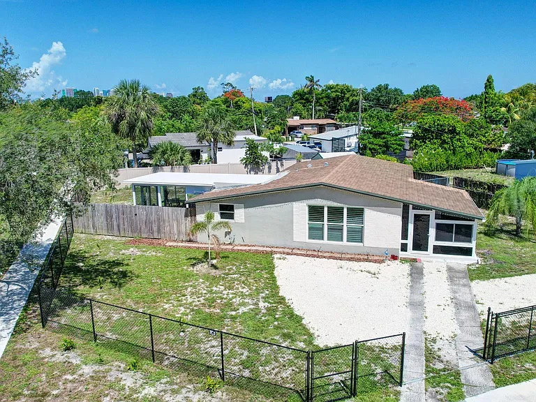 300 SW 25th Ave — Photo 45