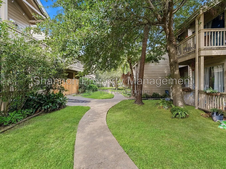 2100 Tanglewilde St #318