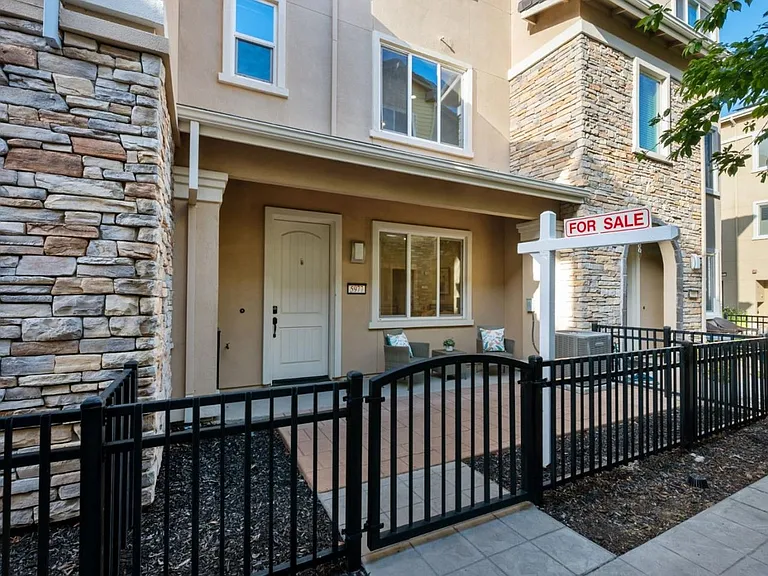 5977 Larkstone Loop — Photo 4