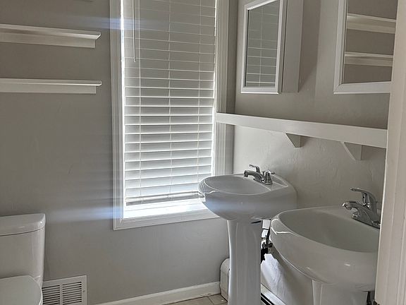 5th image of 214 Wall St APT 1