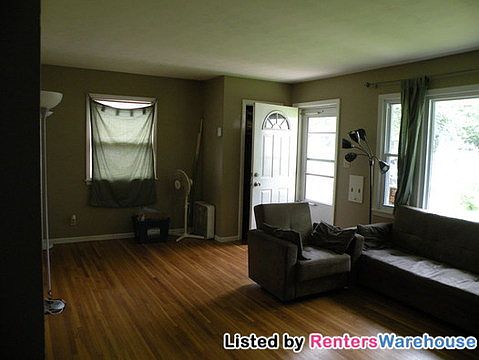 4th image of 84 Hoyt Ave W