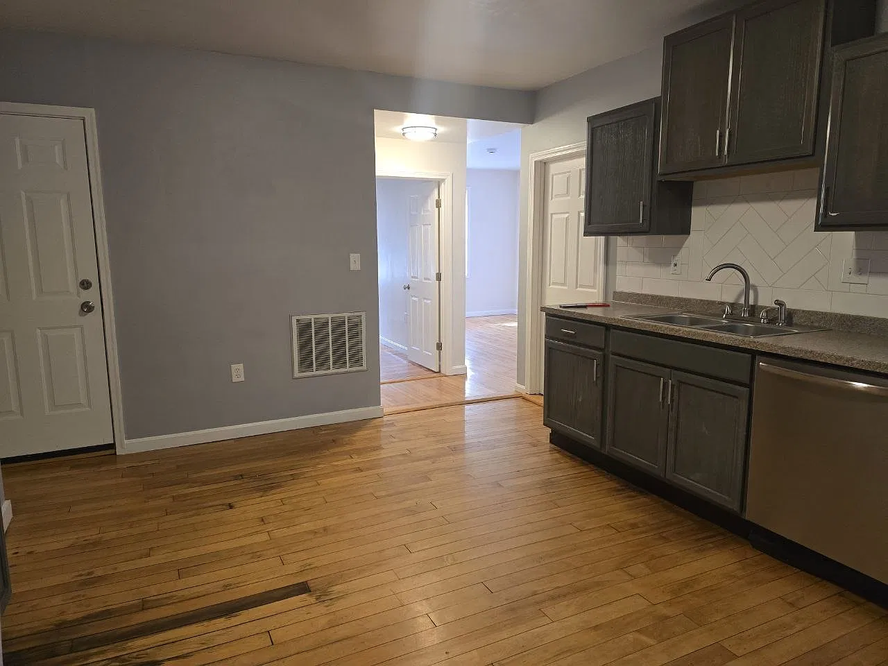 2 bed, 800 sqft, $2,050 — Photo 2