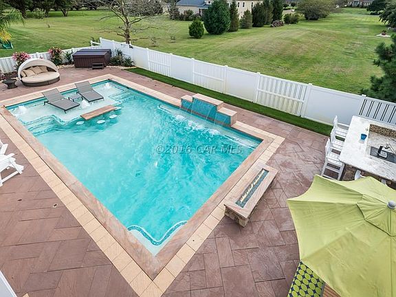 Spectacular pool w/ Waterfall