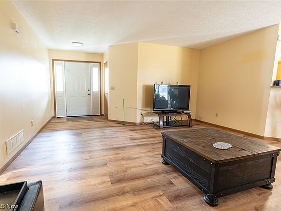 4th image of 2045 Ellsworth Dr