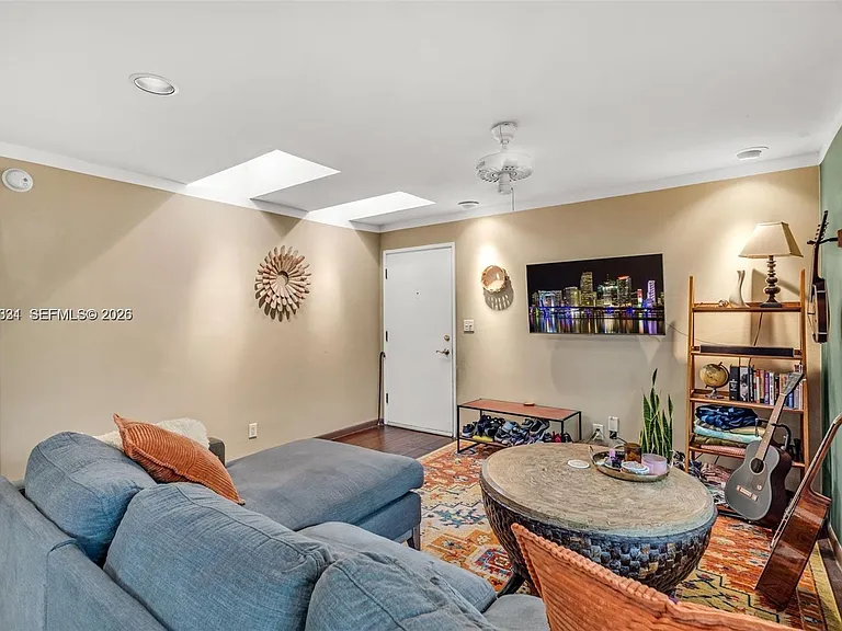 320 SE 10th Ave #D — Photo 3