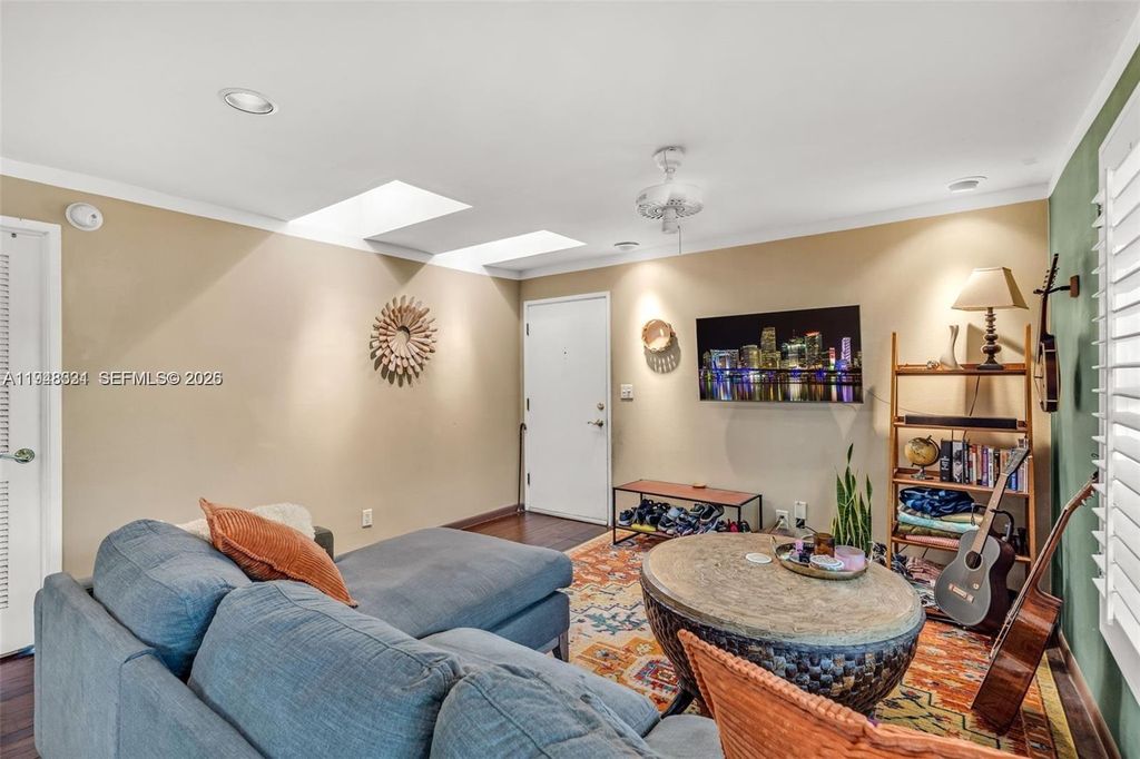 320 SE 10th Ave APT D, photo 3