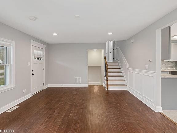 3rd image of 129 N Pine Ln