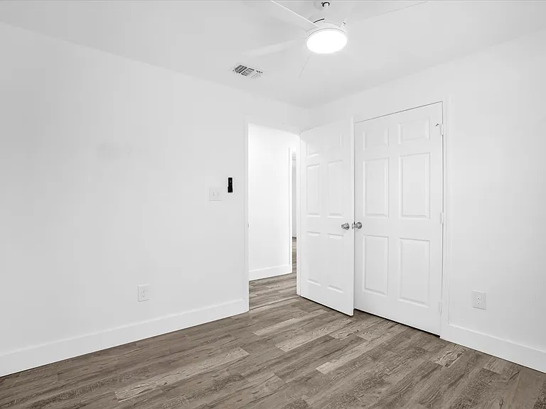 1730 Avenue C NE — Photo 24