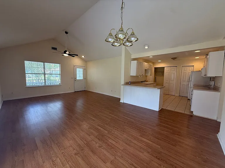 221 Millcrest Dr — Photo 3