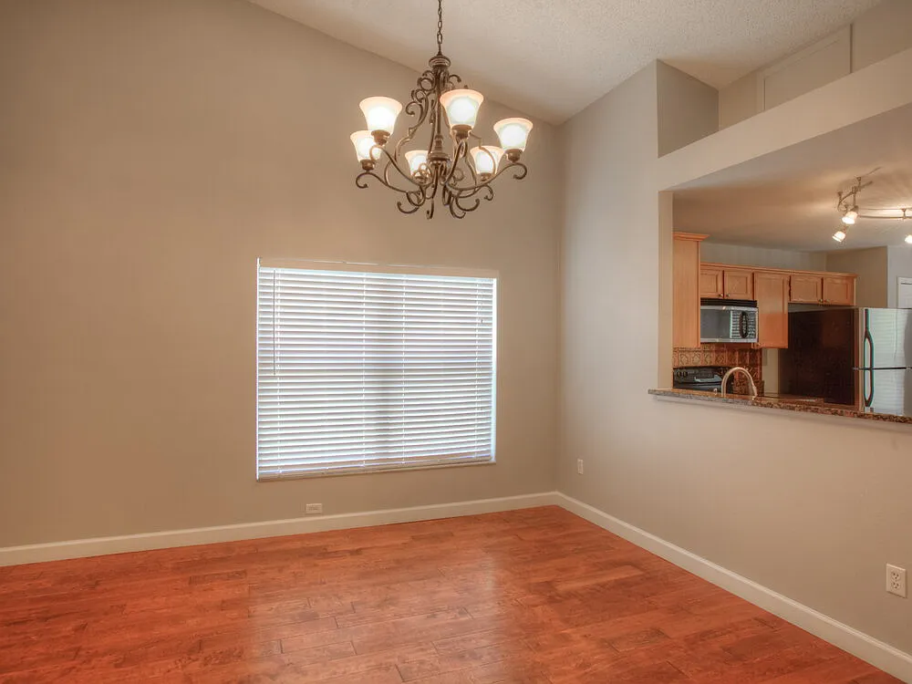 3 bed, 2.0 bath, 1369 sqft, $3,470 — Photo 4