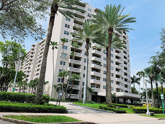 4th image of 90 Edgewater Dr APT 1212