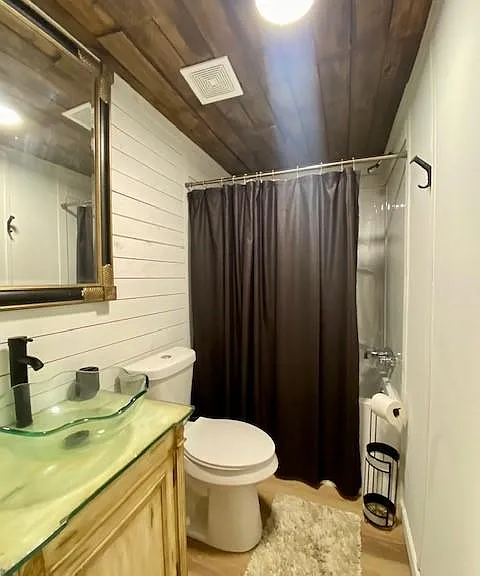 Bathroom 2.