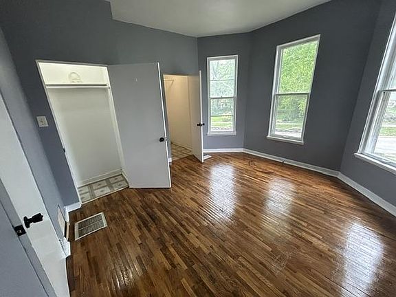 4th image of 329 Stone St