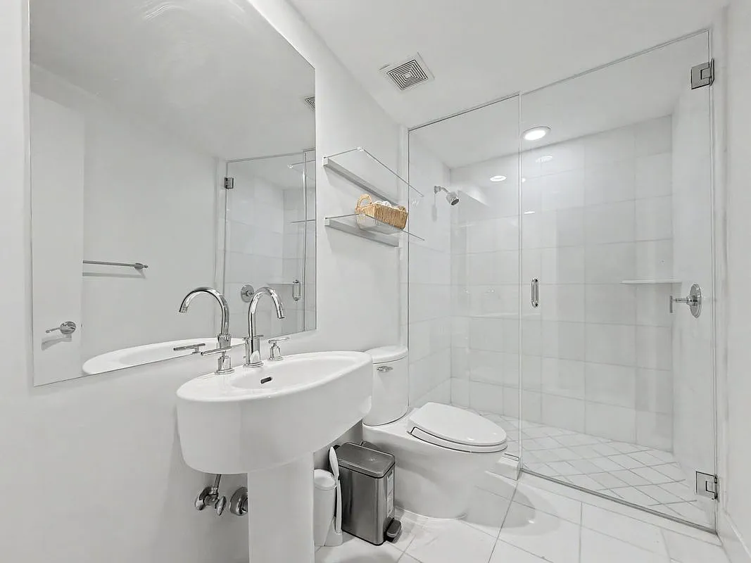 Building Photo - 2950 NE 188th St #435