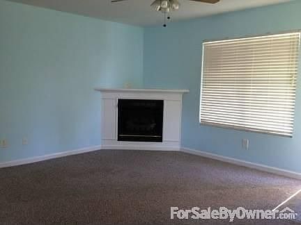 Living room
						:
						Gas fireplace