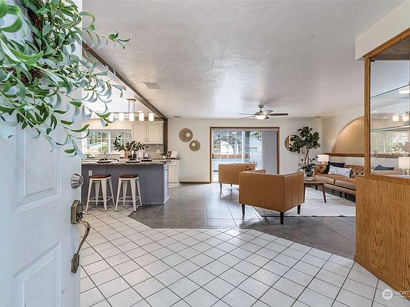5th image of 1514 208th Street E