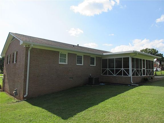 3rd image of 816 N College Dr