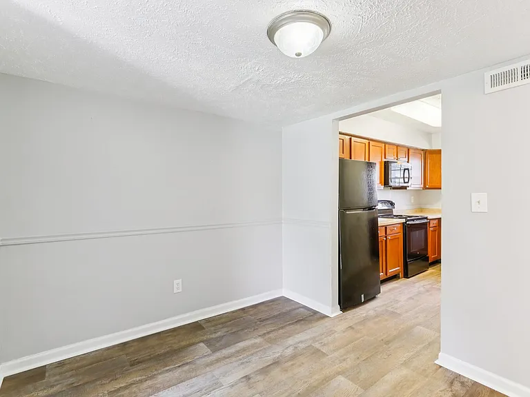 Castleton Manor Apartments — Photo 14