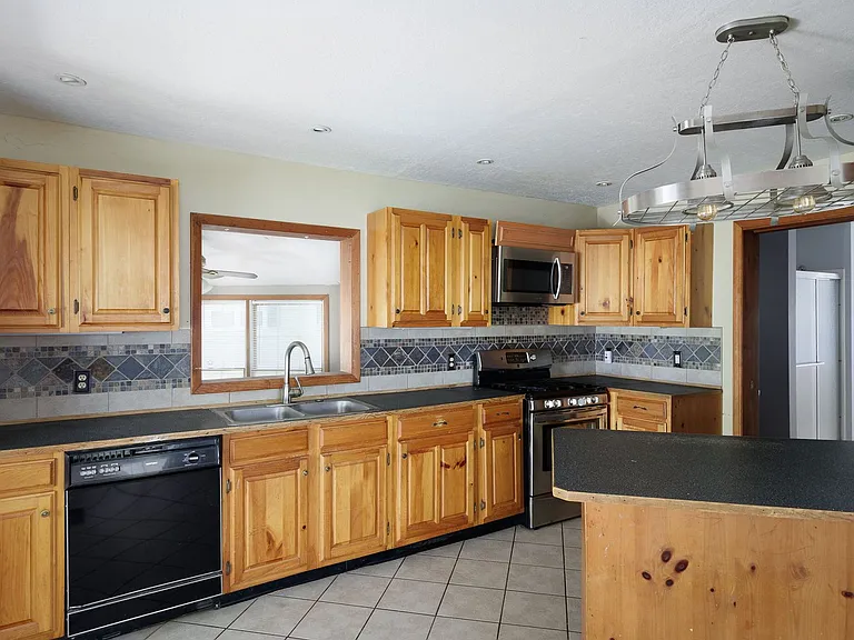 427 Flower Ave E — Photo 12