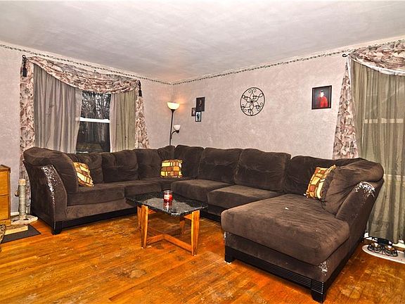 3rd image of 6476 Carson Dr