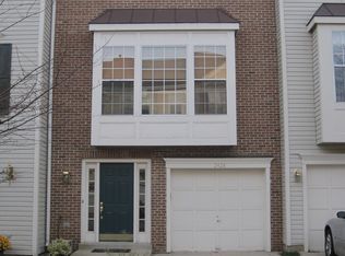 2428 Clover Field Cir, Herndon, VA 20171