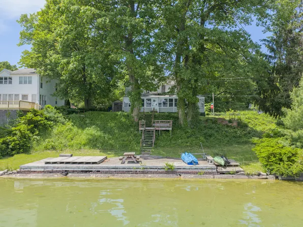 68270 N Shore Dr, Edwardsburg, MI 49112