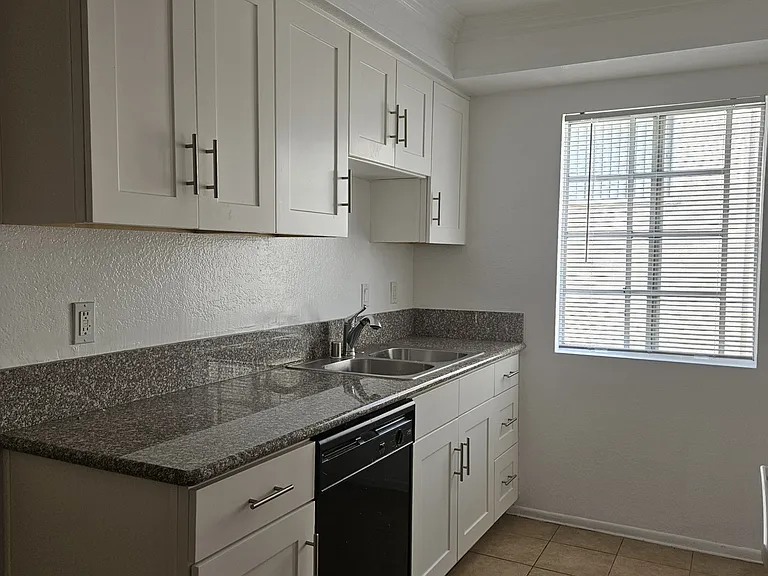 409 W Dryden St #G — Photo 8