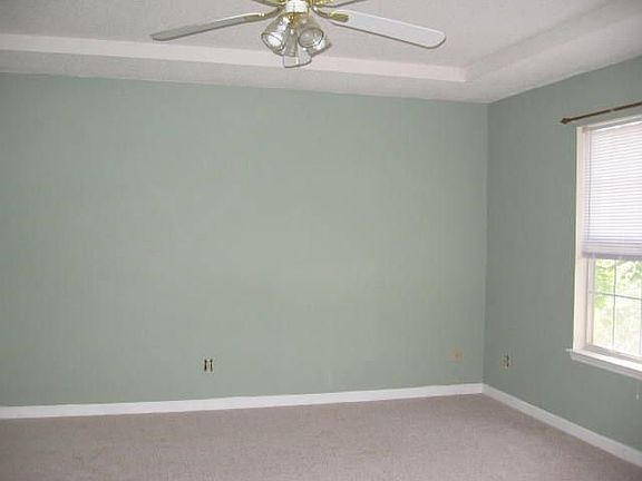 Comfortable master bedroom w/2 closets.