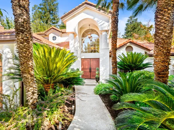 841 E Country View Cir, Fresno, CA 93730