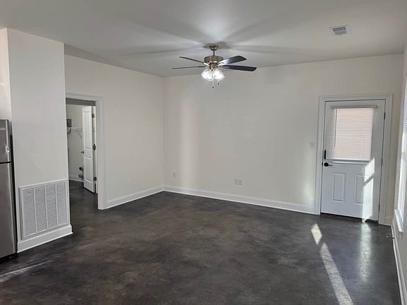 4th image of 709 S Cypress St #A