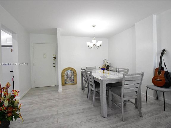 5th image of 2450 NE 135th St APT 104