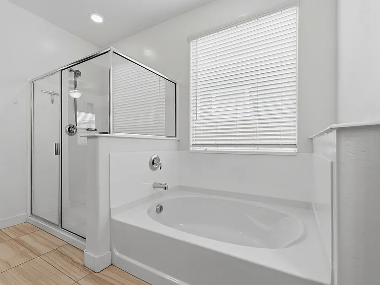 Master Suite Separate Tub/Shower