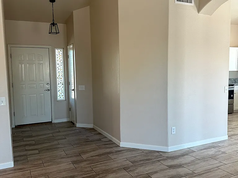 Nice neutral paint and tile flooring throughout the eniter home.