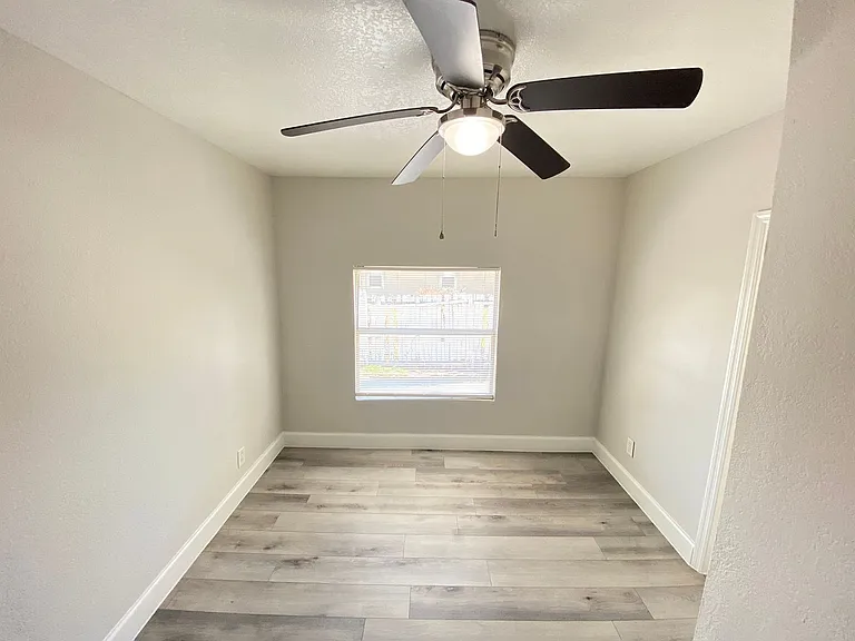 812 W Livingston St #A — Photo 16