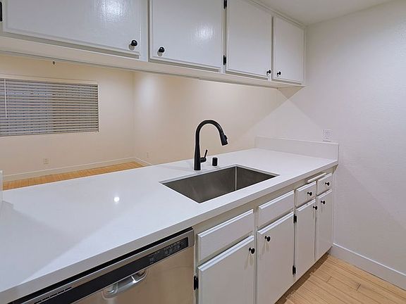 5th image of 534 S Oxford Ave APT 106