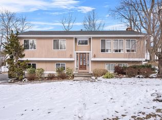 77 Dustman Ln, Bardonia, NY 10954