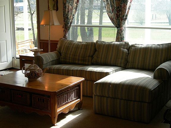Watch the deer from your large living room windows. Lots of natural light.
