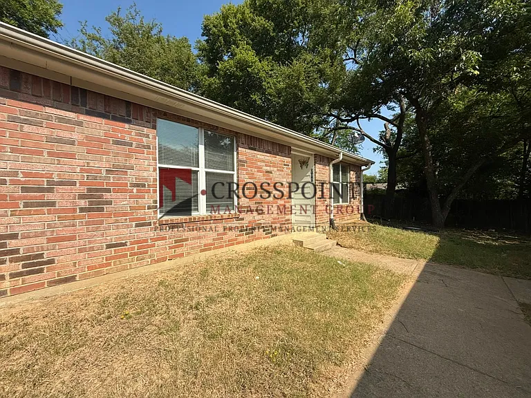 West 25th Street 825 Duplex — Photo 2