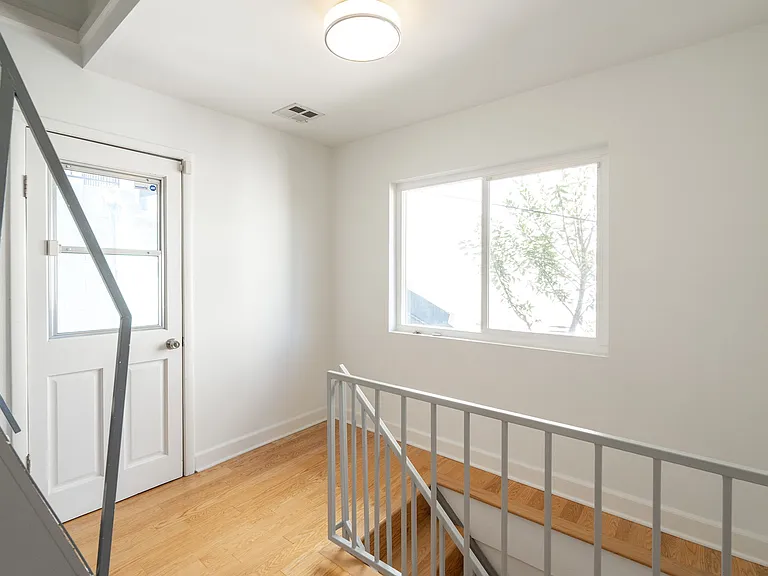 339 Isabel St — Photo 35