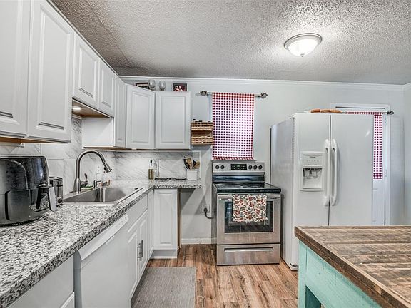 3rd image of 502 E Oak St